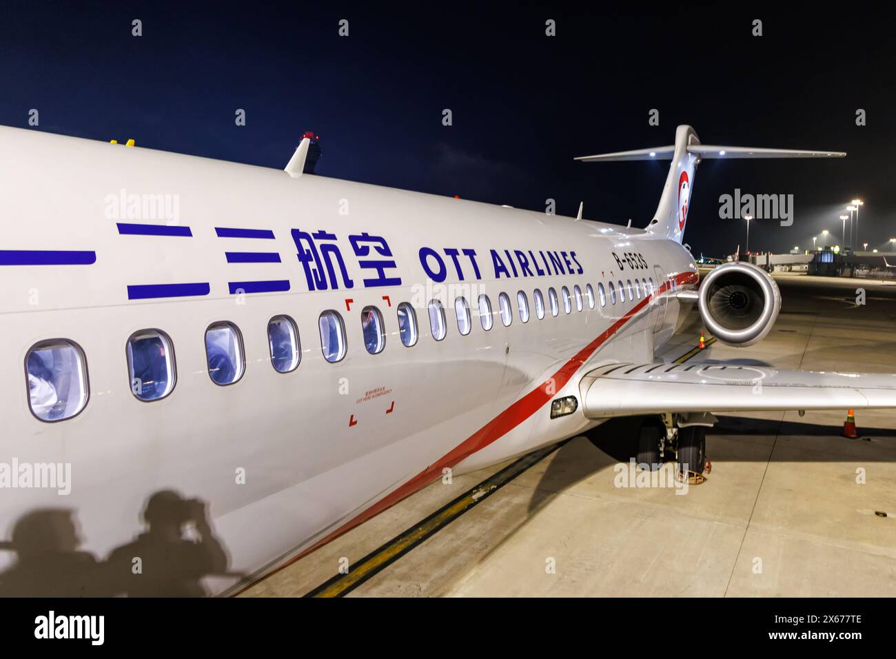 Shanghai, China - 1. April 2024: Erstes Flugzeug in China COMAC ARJ21-700 des Flughafens OTT Airlines Pudong (PVG) in Shanghai, China. Stockfoto