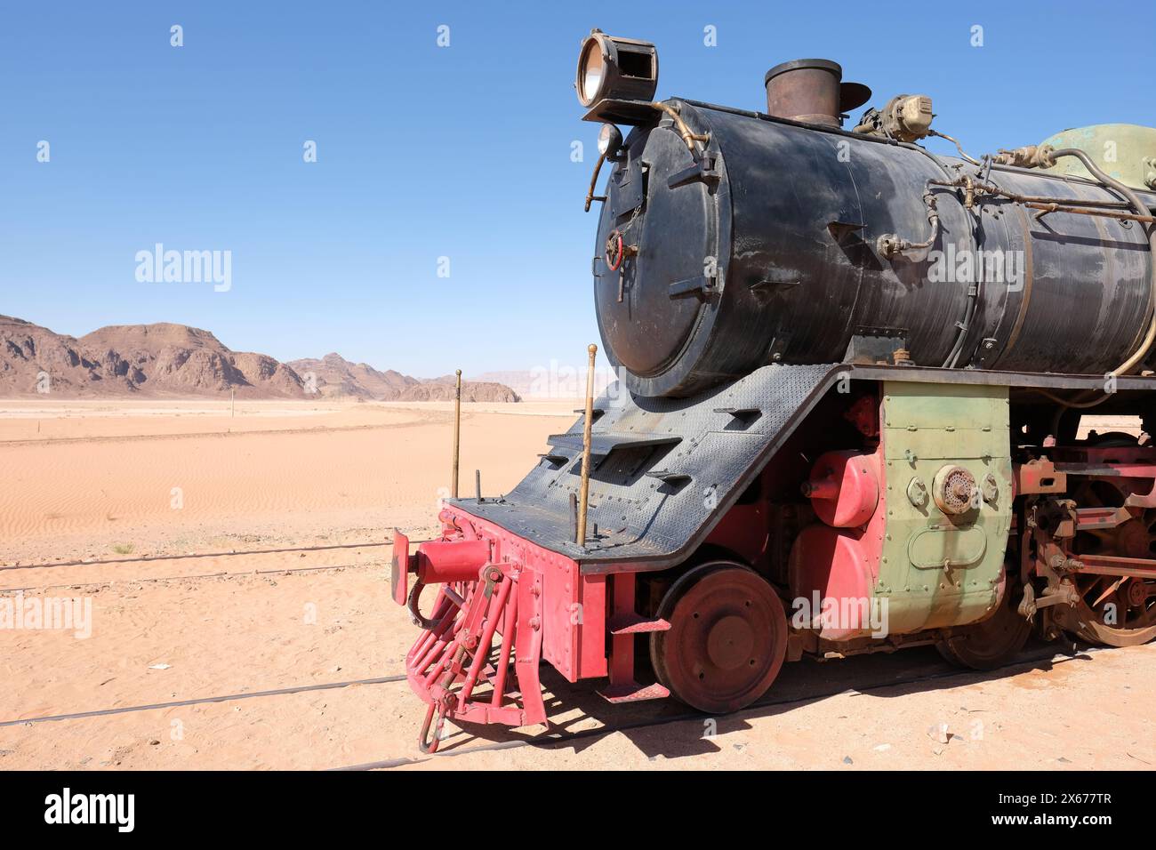 Hejaz, Wadi Rum, Jordanien - alte Dampflokomotive ( Nippon 4-6-2 ), betrieben von der Jordan Hedjaz Railway in der abgelegenen Wüste bei Wadi Rum - Foto 2023 Stockfoto