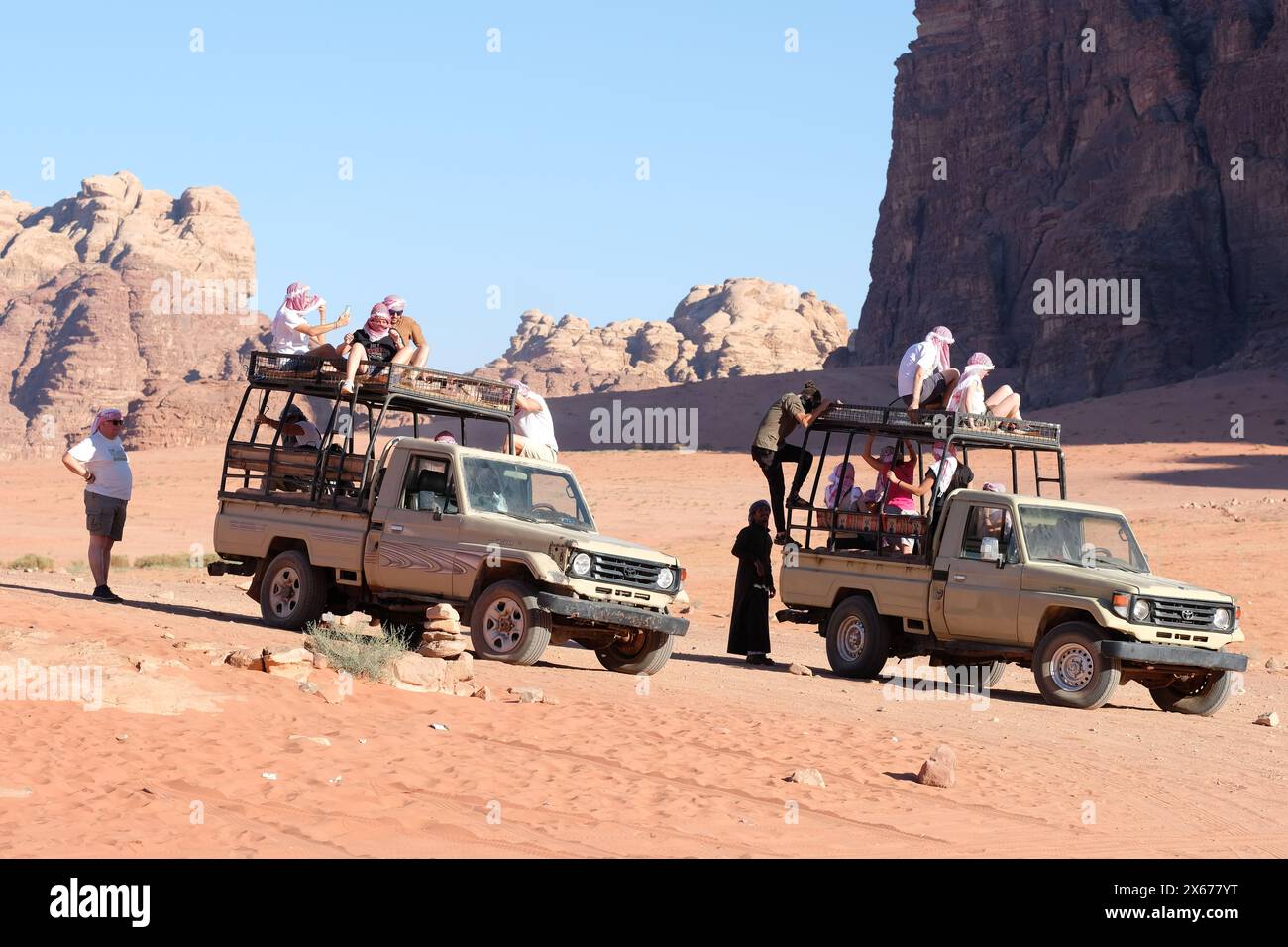 Wadi Rum, Jordaniens Touristen auf einer Tour mit dem Geländewagen durch die Wüste im Wadi Rum im August 2023 Stockfoto