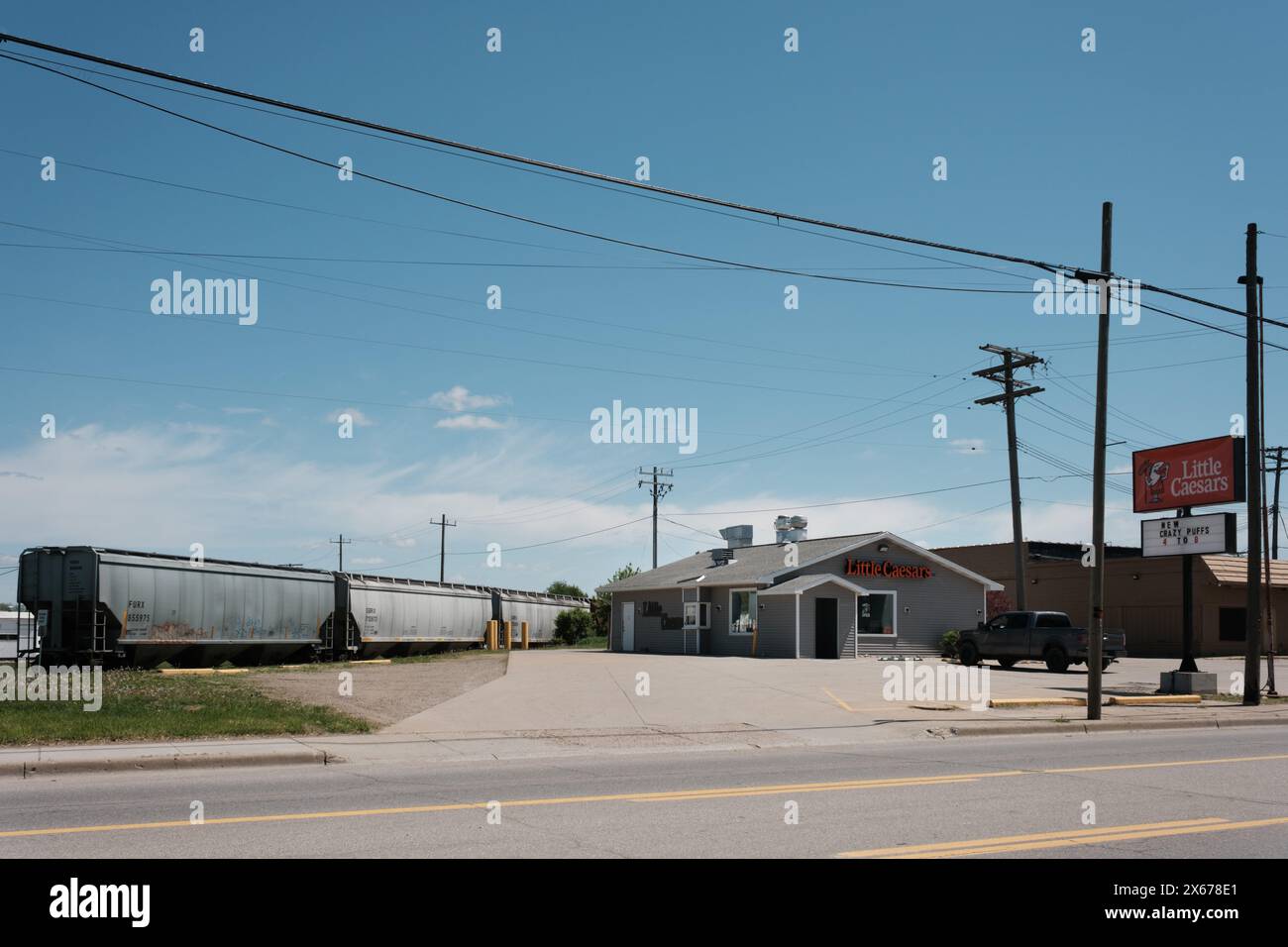 Little Caesars Restaurant und ein Güterzug in Marlette Michigan USA Stockfoto