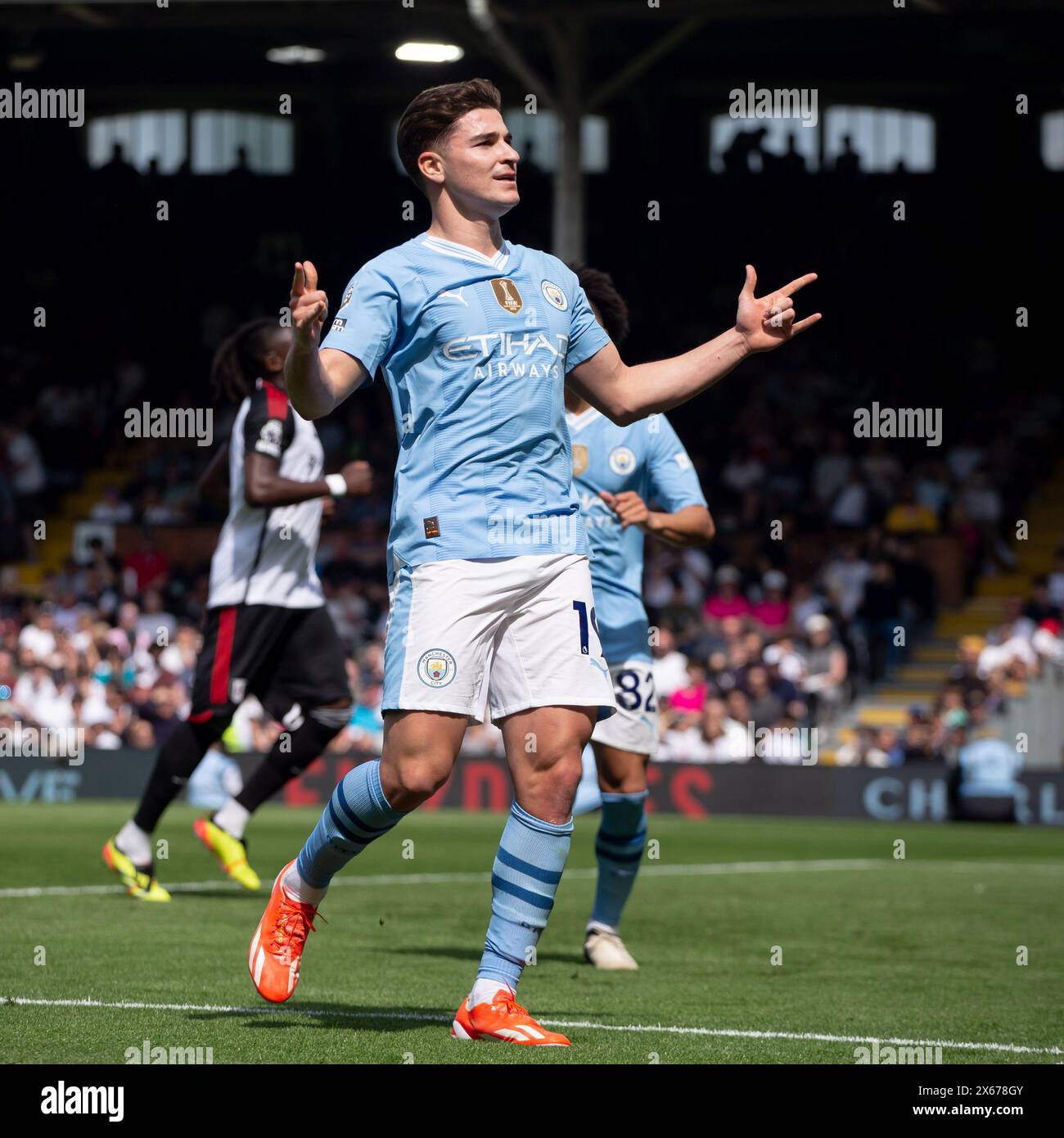 Julian Alvarez aus Manchester City feiert, nachdem er am Samstag, den 11. Mai 2024, im Londoner Craven Cottage im Premier League-Spiel zwischen Fulham und Manchester City einen Torschuss aus dem Elfmeterschießen erzielte. (Foto: Federico Maranesi | MI News) Stockfoto