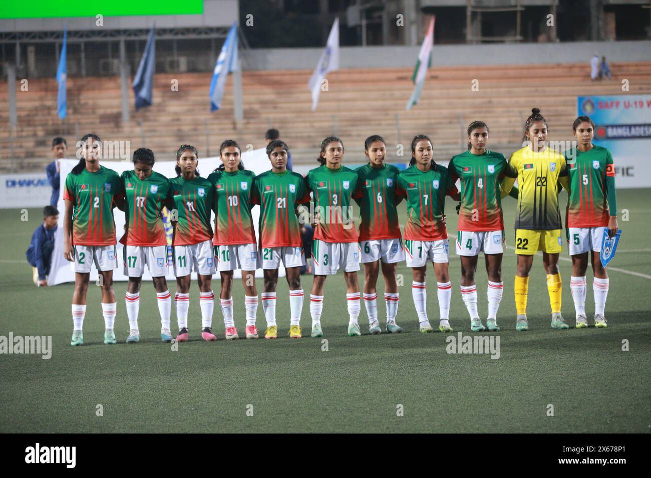 Bangladeshis beste elf Gruppe gegen Indien während des letzten Spiels der SAFF U-19 Women's Championship im Birshrestha Shaheed Mostafa Kamal Stadium Stockfoto