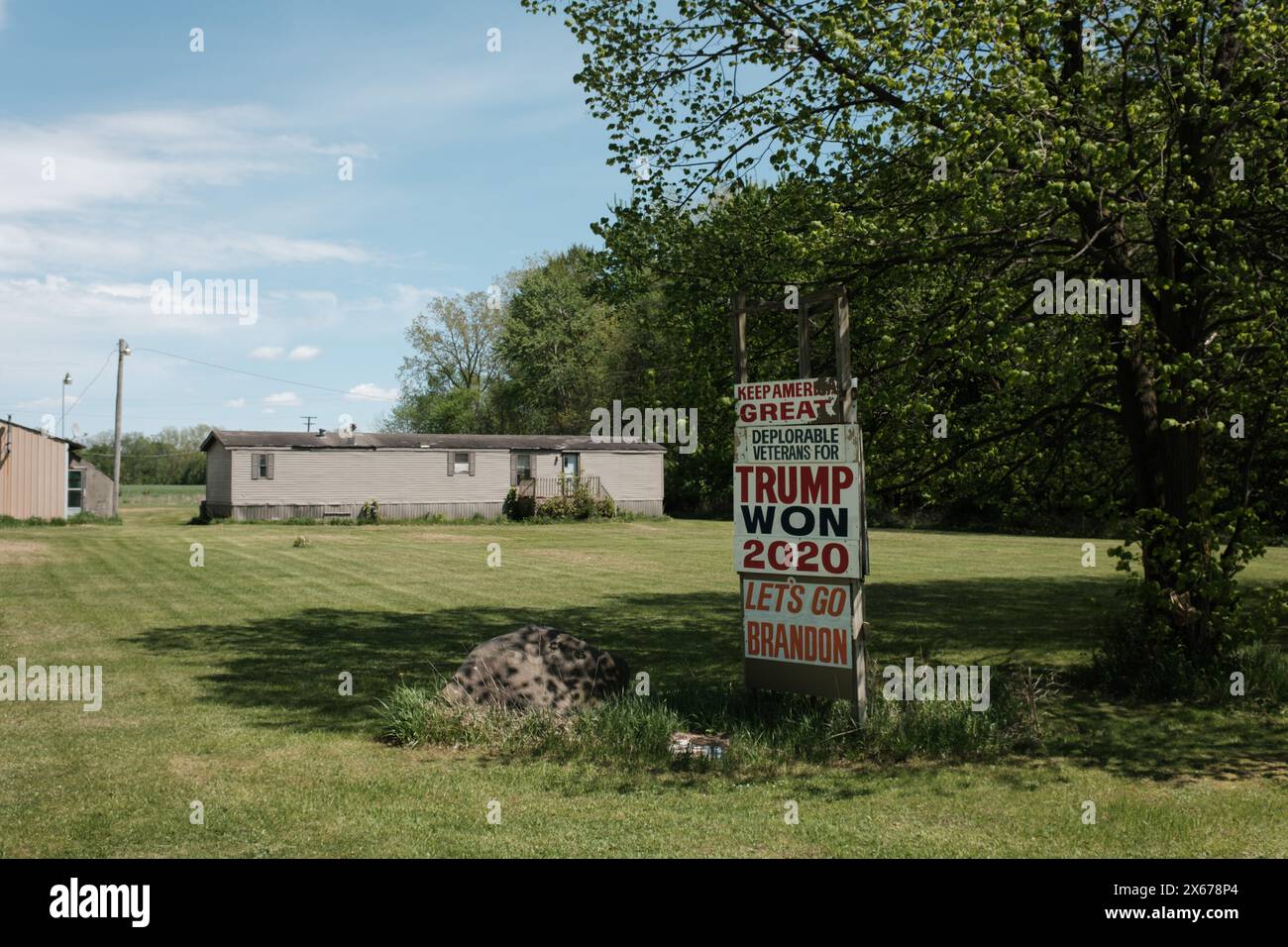 Yard-Schilder unterstützen Donald Trump in Evergreen Township Michigan USA Stockfoto