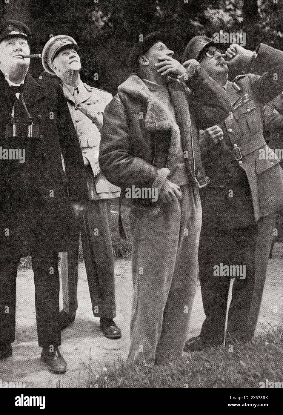 Von links nach rechts beobachten Winston Churchill, General Smuts, General Montgomery und Sir A. Brooke eine Luftschlacht auf der Cherbourg-Halbinsel. Sir Winston Leonard Spencer-Churchill, 1874–1965. Britischer Politiker, Staatsmann, Armeeoffizier, Schriftsteller und Premierminister des Vereinigten Königreichs. Feldmarschall Jan Christian Smuts, 1870–1950. Südafrikanischer Staatsmann, militärischer Führer, Philosoph und Premierminister der Union von Südafrika. Feldmarschall Bernard Law Montgomery, 1. Viscount Montgomery of Alamein, 1887–1976, auch bekannt als „Monty“. Leitender Offizier der britischen Armee, der im Ersten Weltkrieg diente Stockfoto