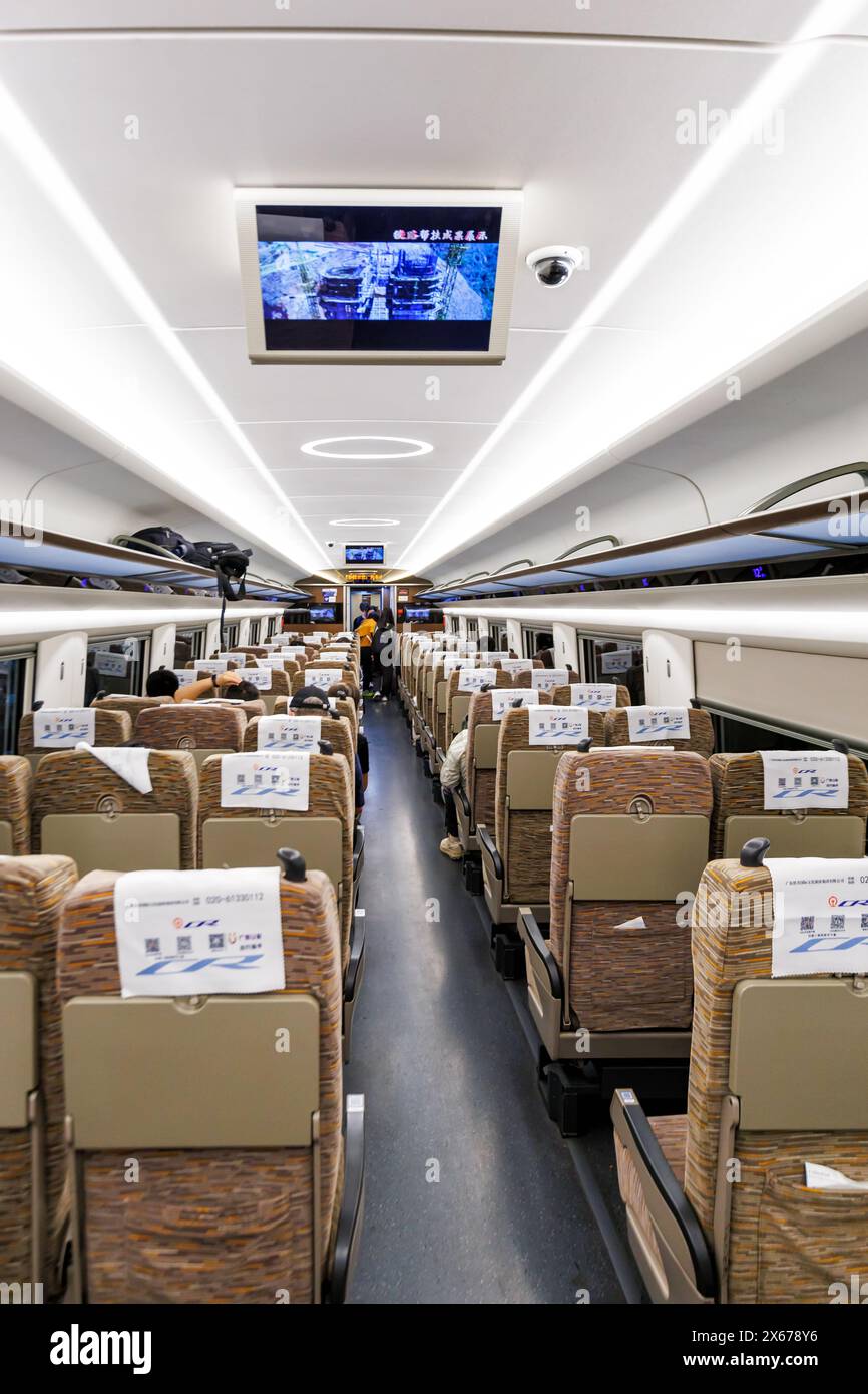 Hongkong, China - 4. April 2024: Innenraum 2. Klasse eines Hochgeschwindigkeitszugs der China Railway CR Typ CR400AF Fuxing in Hongkong, China. Stockfoto