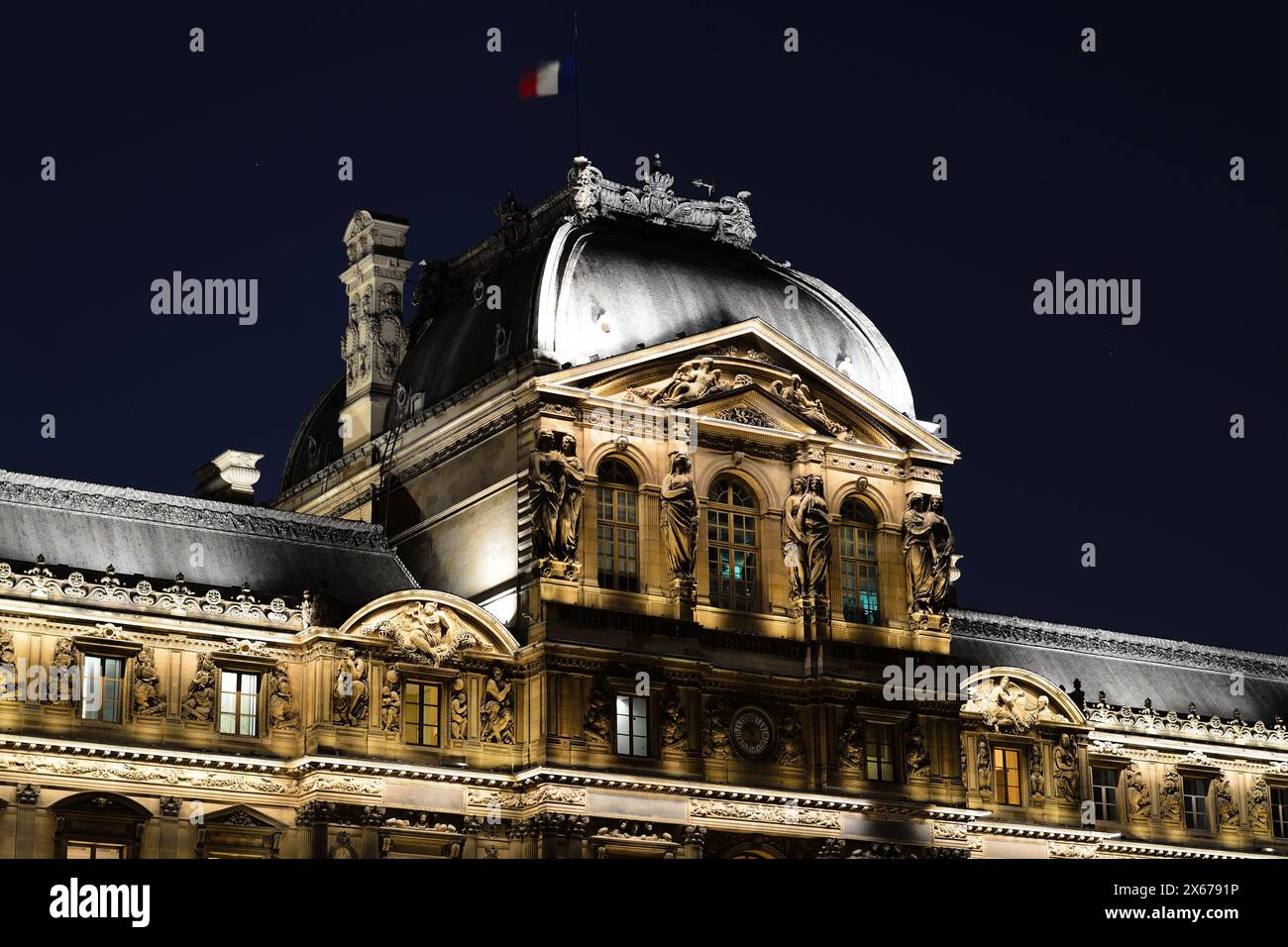 Paris, Frankreich - 8. August 2021. Louvre Palace. Stockfoto