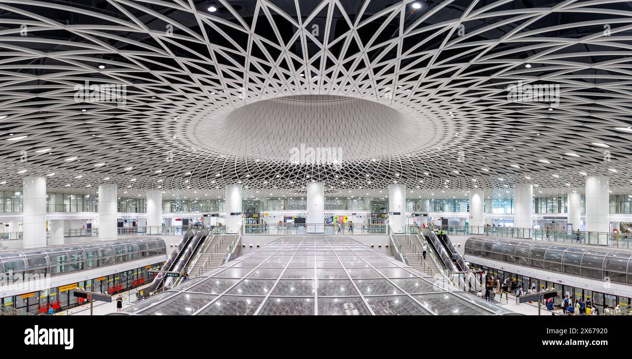 Shenzhen, China - 3. April 2024: Shenzhen Metro Transit Moderne Architektur in öffentlichen Verkehrsmitteln U-Bahn-Station Gangxia North Panorama in Shenzhen Stockfoto