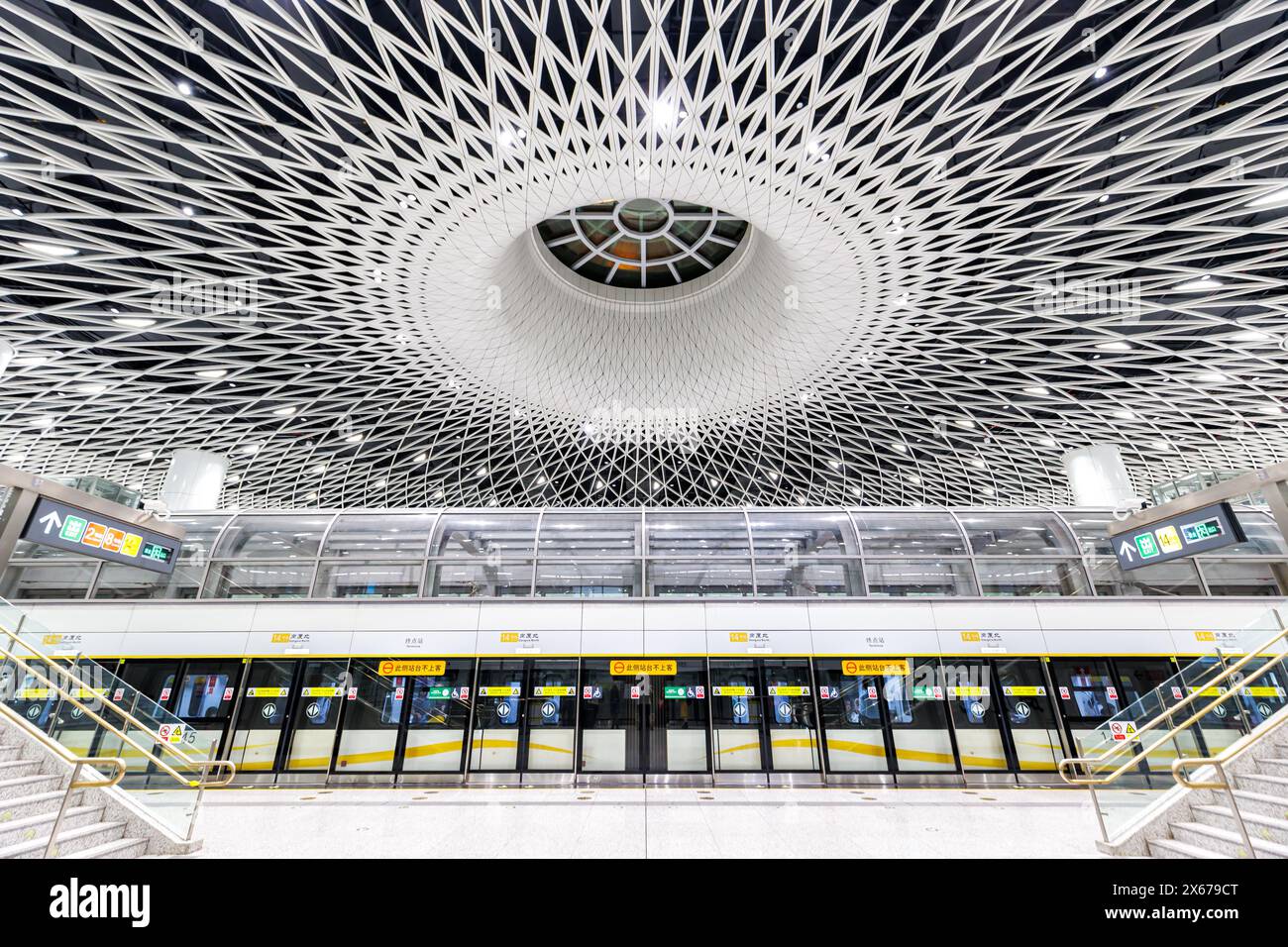 Shenzhen, China - 3. April 2024: Shenzhen Metro Transit Moderne Architektur in öffentlichen Verkehrsmitteln U-Bahn-Station Gangxia North in Shenzhen, China. Stockfoto