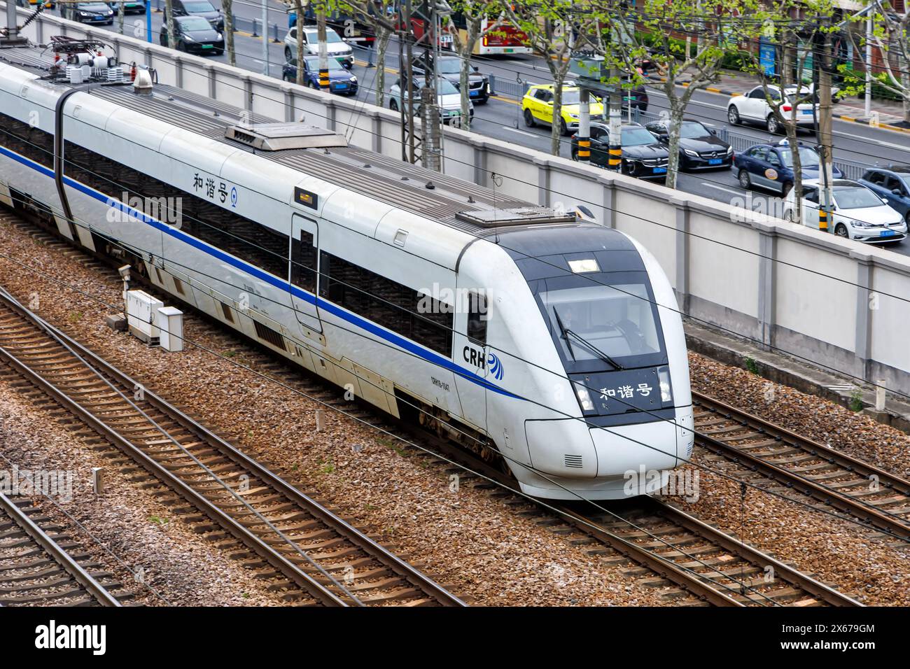 Shanghai, China - 11. April 2024: Hochgeschwindigkeitszug der China Railway CR Typ CRH1B in Shanghai, China. Stockfoto