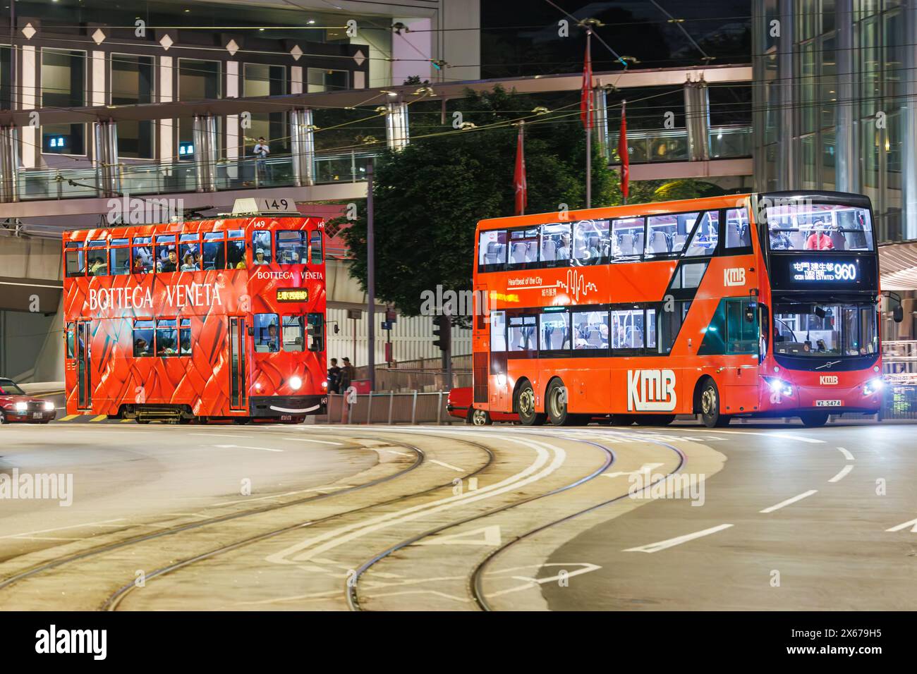 Hongkong, China - 6. April 2024: Hong Kong Tramway Doppeldecker-Straßenbahn und Bus an der des Voeux Rd in Hong Kong, China. Stockfoto