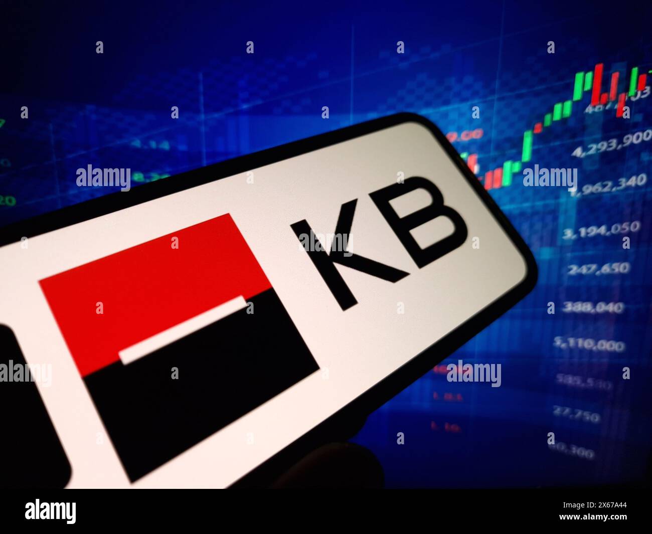 Konskie, Polen - 12. Mai 2024: Das Firmenlogo der Komercni Banka wird auf dem Mobiltelefon angezeigt Stockfoto