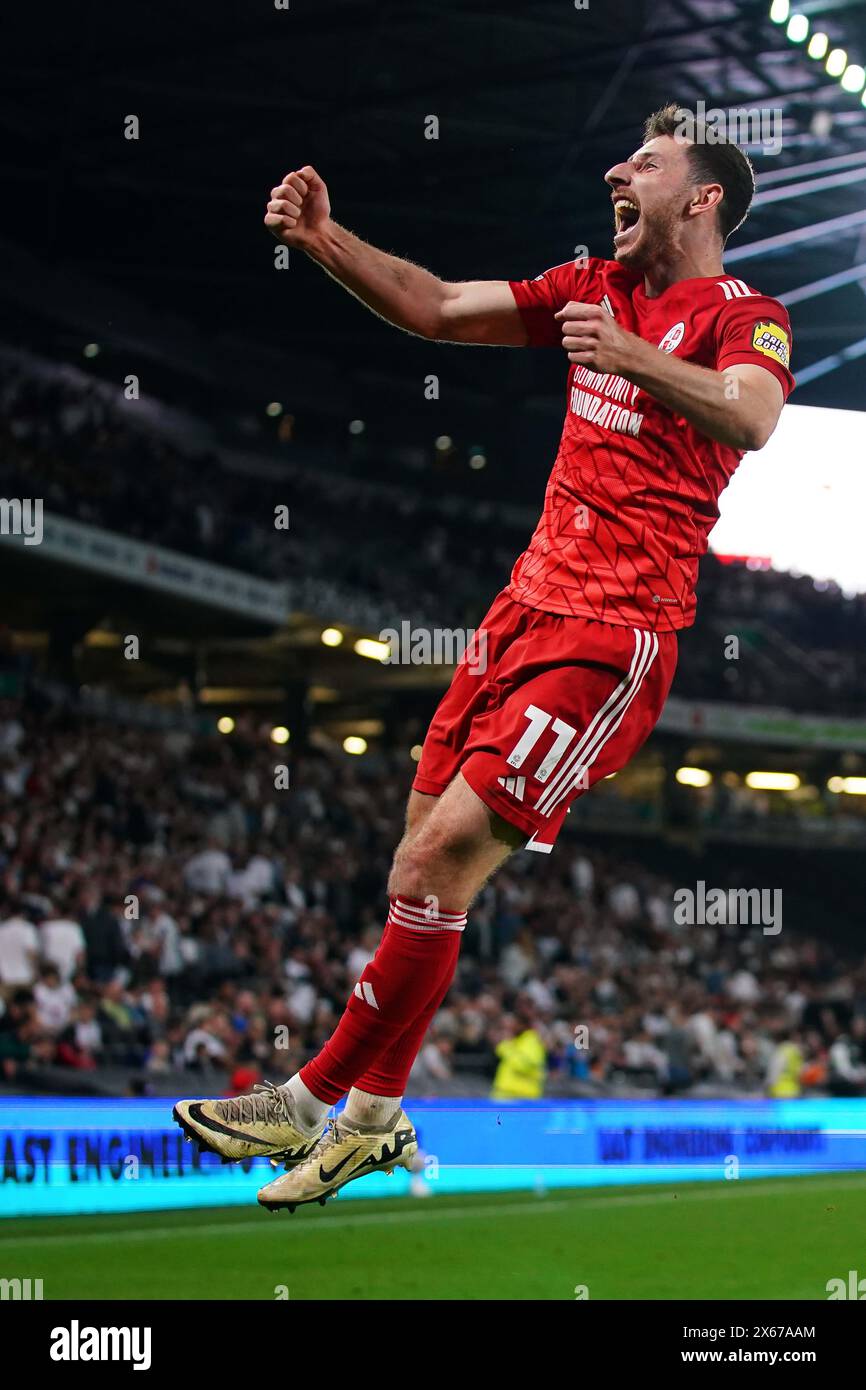 jack-roles-von-crawley-town-feiert-das-vierte-tor-ihrer-mannschaft-im