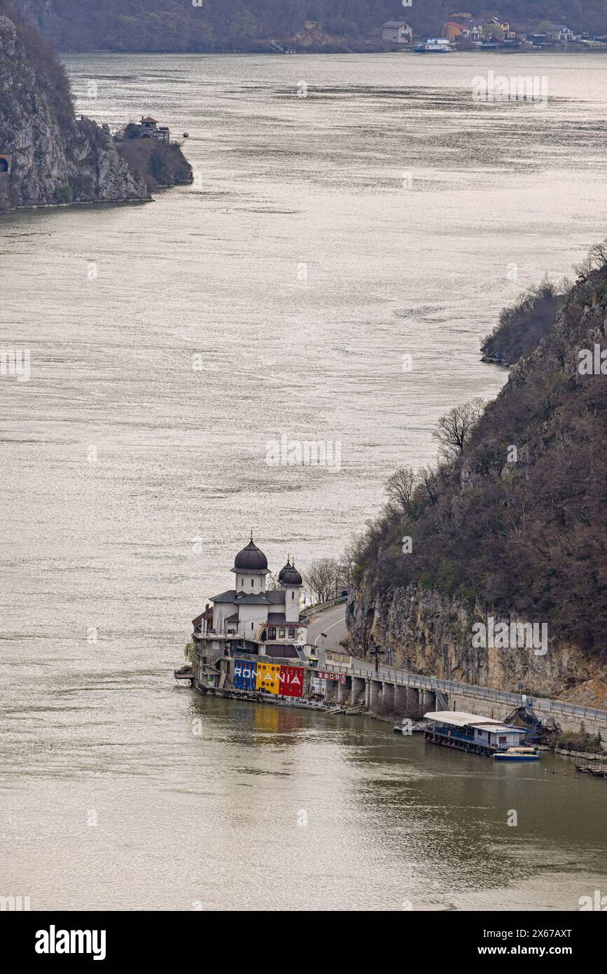 Dubova, Rumänien - 14. März 2024: Luftaufnahme der Donau Kazan-Schlucht Mraconia-Kloster an der rumänischen Küste. Stockfoto