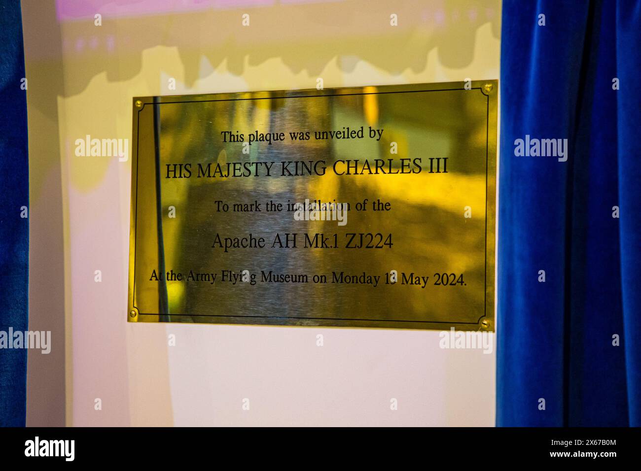 MIDDLE WALLOP, Großbritannien, 13. Mai 2024, das Army Flying Museum in Middle Wallop, Hampshire, startete seine neue Ausstellung Apache AH Mk.1 Angriffshubschrauber · ZJ224, der mit dem 656 Squadron Army Air Corps in Afghanistan diente. Am 15. Januar 2007 war es einer von zwei Apache-Hubschraubern, die Truppen auf ihren Flügeln nach Jugroom Fort in der Provinz Helmand transportierten, um einen tödlich verletzten Kameraden zu retten. Mit dem Ausscheiden des Apache AH Mk.1 wurde die Leitung an das fortgeschrittene Apache AH-64E Modell übergeben, das nun vom Army Air Corps geflogen wird. Quelle: John Rose Photography/Alamy Live News Stockfoto