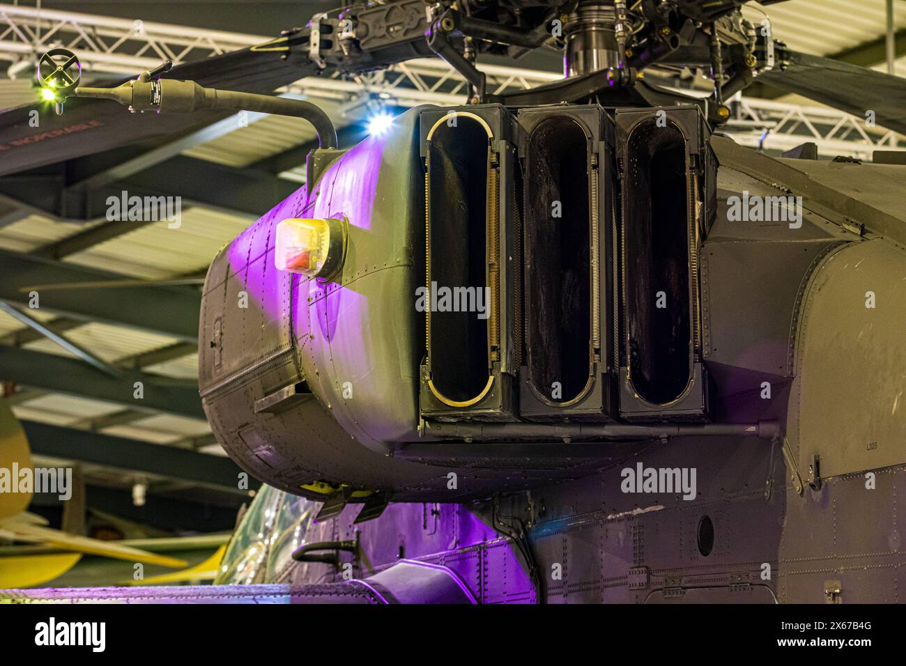 MIDDLE WALLOP, Großbritannien, 13. Mai 2024, das Army Flying Museum in Middle Wallop, Hampshire, startete seine neue Ausstellung Apache AH Mk.1 Angriffshubschrauber · ZJ224, der mit dem 656 Squadron Army Air Corps in Afghanistan diente. Am 15. Januar 2007 war es einer von zwei Apache-Hubschraubern, die Truppen auf ihren Flügeln nach Jugroom Fort in der Provinz Helmand transportierten, um einen tödlich verletzten Kameraden zu retten. Mit dem Ausscheiden des Apache AH Mk.1 wurde die Leitung an das fortgeschrittene Apache AH-64E Modell übergeben, das nun vom Army Air Corps geflogen wird. Quelle: John Rose Photography/Alamy Live News Stockfoto