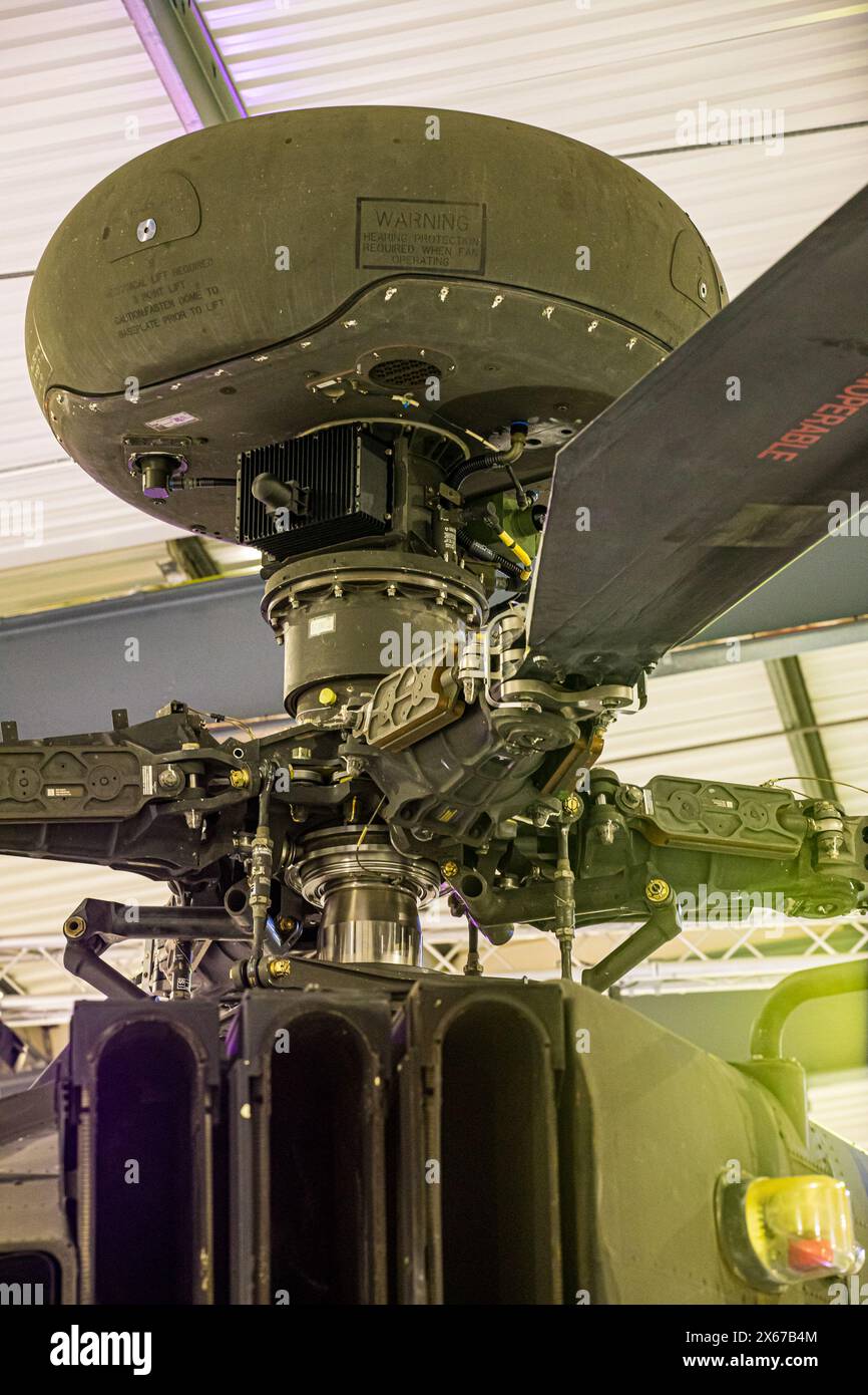 MIDDLE WALLOP, Großbritannien, 13. Mai 2024, das Army Flying Museum in Middle Wallop, Hampshire, startete seine neue Ausstellung Apache AH Mk.1 Angriffshubschrauber · ZJ224, der mit dem 656 Squadron Army Air Corps in Afghanistan diente. Am 15. Januar 2007 war es einer von zwei Apache-Hubschraubern, die Truppen auf ihren Flügeln nach Jugroom Fort in der Provinz Helmand transportierten, um einen tödlich verletzten Kameraden zu retten. Mit dem Ausscheiden des Apache AH Mk.1 wurde die Leitung an das fortgeschrittene Apache AH-64E Modell übergeben, das nun vom Army Air Corps geflogen wird. Quelle: John Rose Photography/Alamy Live News Stockfoto