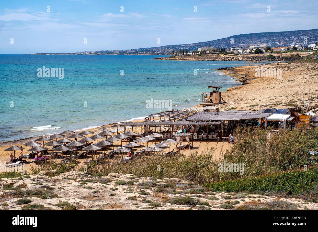 Die Oldtimer sind am Sandy Beach, Lempa, Paphos, Zypern. Stockfoto