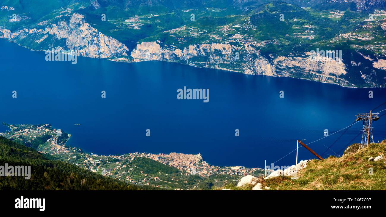 Blick vom Monte Baldo auf das tiefblaue Wasser des Gardasees in Italien Stockfoto