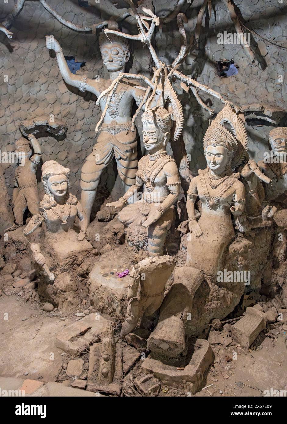 Statuen in der Struktur „Kiefer der Hölle“ im Xieng Khuan Buddha Park, Vientiane, Laos Stockfoto