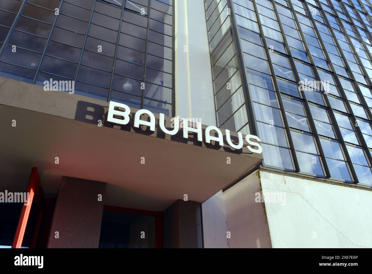 Dessau, Deutschland 03-16-2024 berühmtes Bauhaus-Logo, Hauptgebäude Stockfoto