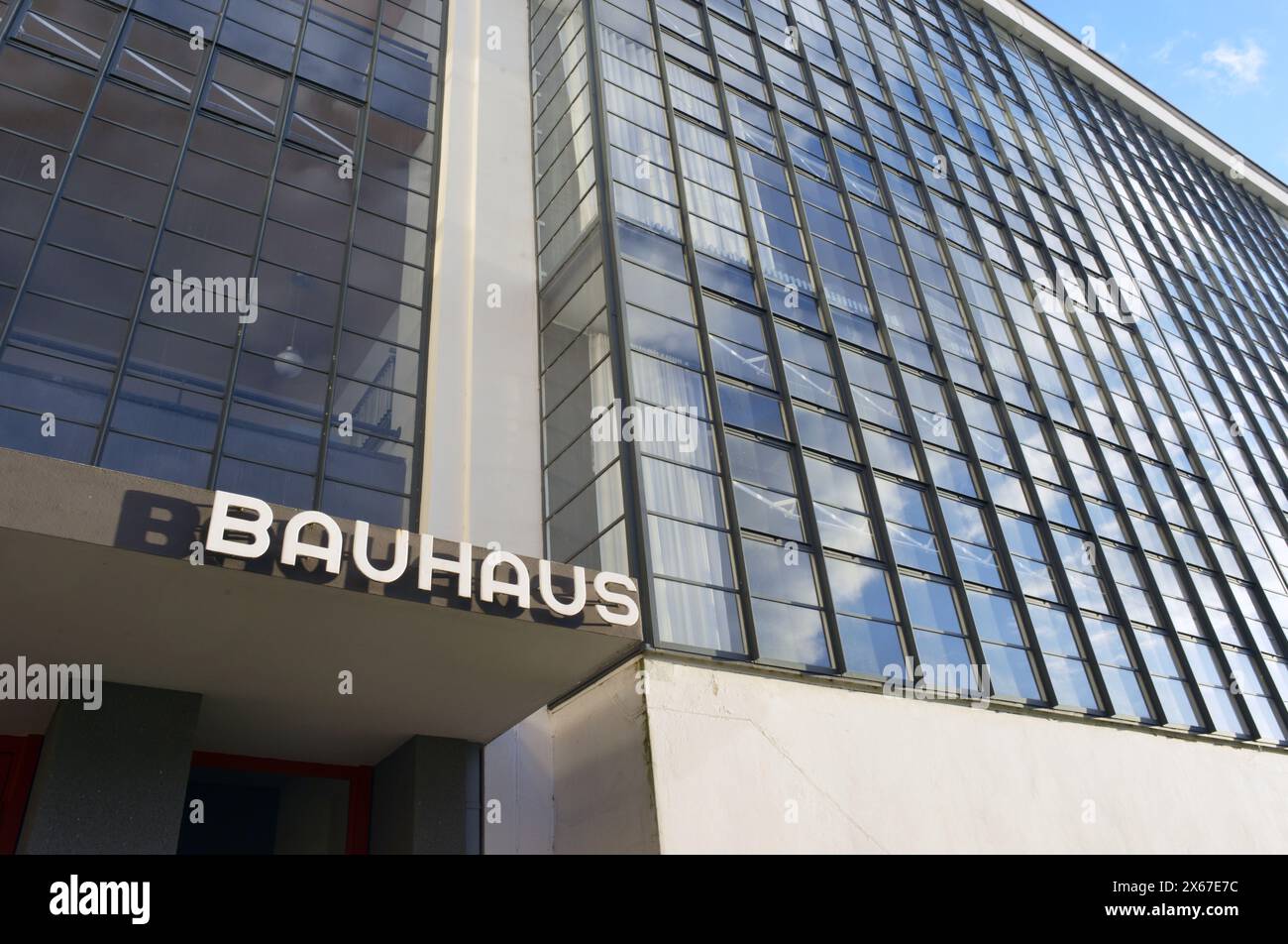 Dessau, Deutschland 03-16-2024 berühmtes modernistisches Bauhausgebäude mit Logo am Eingang Stockfoto