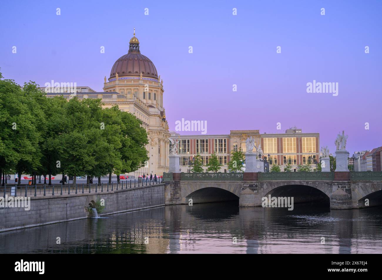 Stadtbild mit dem Berliner Stadtschloss und dem Kupfergraben von der Eisernen Brücke Stockfoto