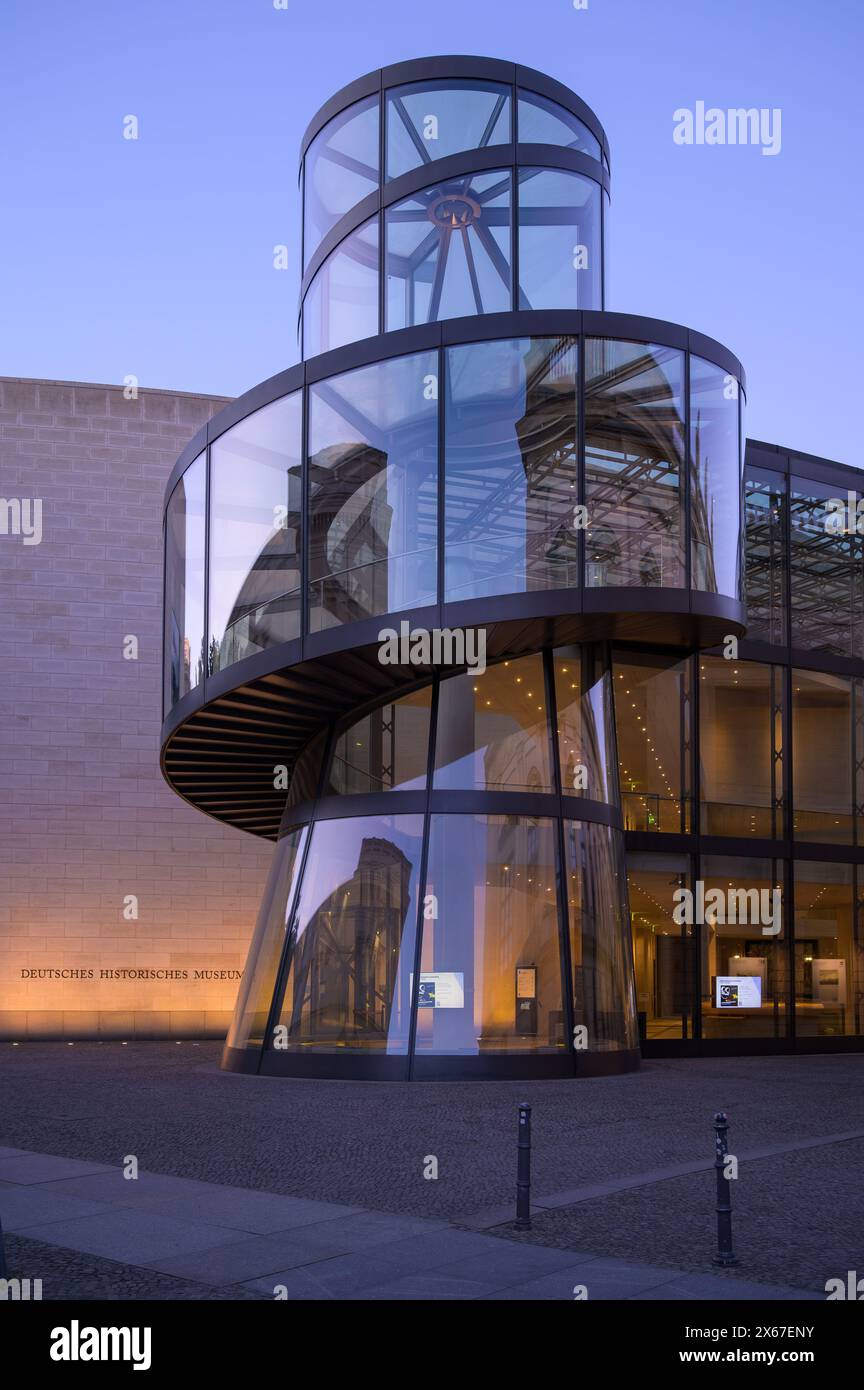 Berlin, Deutschland - 12. Mai 2024: Eintritt in das Deutsche historische Museum in Berlin Mitte am frühen Abend Stockfoto