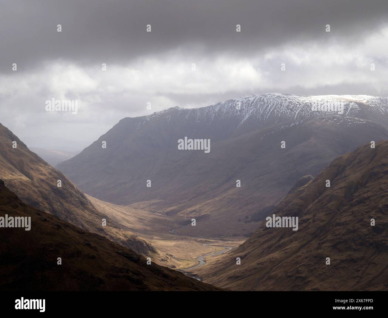 Blick auf die Gipfel des Black Mount von Meall a' Bhuiridh, Glen Etive, Schottland Stockfoto