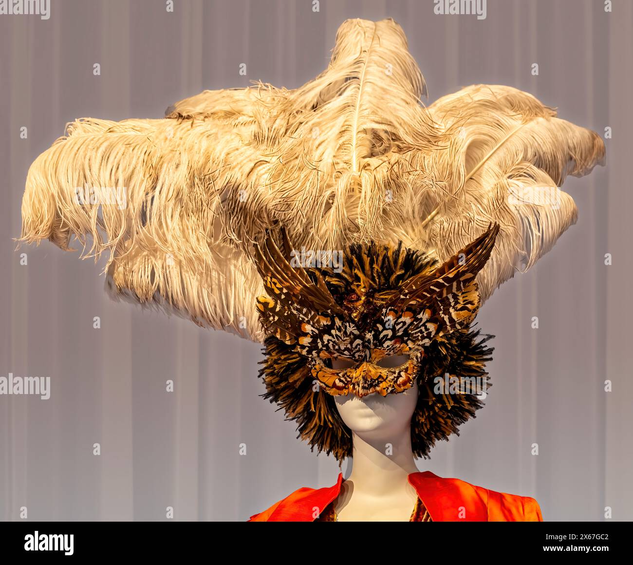 Fantasievolle, handgefertigte Maske aus Federn Stockfoto