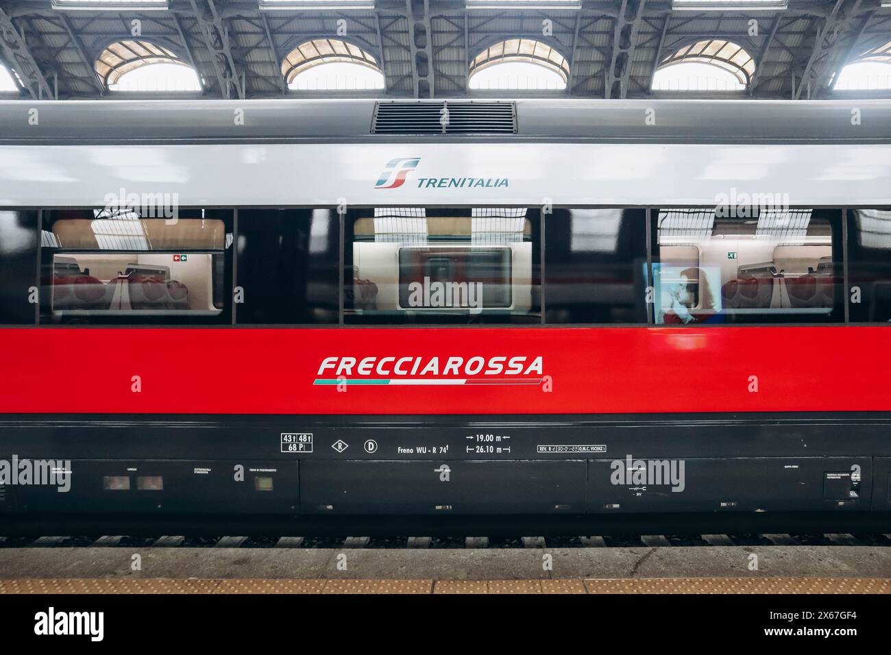 Mailand, Italien - 2. Januar 2024: Nahaufnahme des FrecciaRossa-Zuges am Bahnhof in Mailand Stockfoto