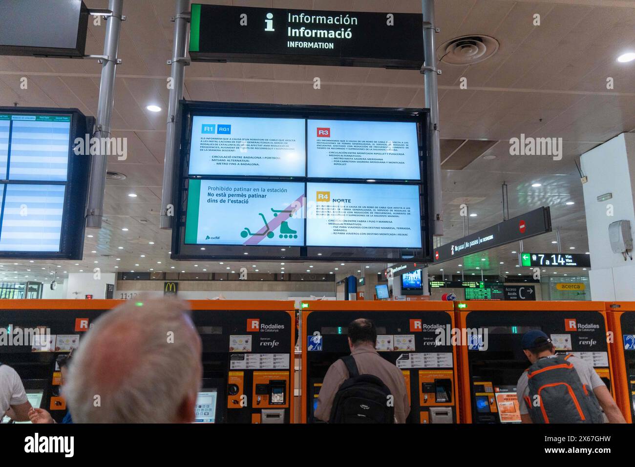 Barcelona, Spanien. Mai 2024. Erster Arbeitstag durch die Störungen des Schienennetzes in Barcelona infolge des Diebstahls von Kupferkabeln am Bahnhof Montcada. Primer día labable afectado por las interrupciones en la red ferroviaria de Barcelona, debido al robo de cable de cobre en la Estación de Montcada. Auf dem Bild: News Politics -Barcelona, Spanien Montag, 13. Mai 2024 (Foto: Eric Renom/LaPresse) Credit: LaPresse/Alamy Live News Stockfoto