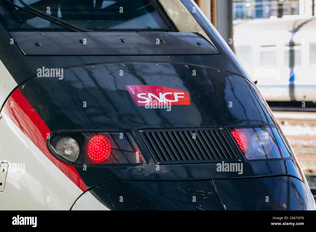 Nizza, Frankreich - 6. Januar 2024: TGV OuiGo-Zug auf dem Bahnsteig in Nizza Stockfoto