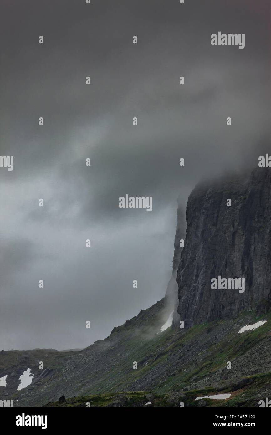 Bewölkter Berggipfel in Scandianvia Stockfoto