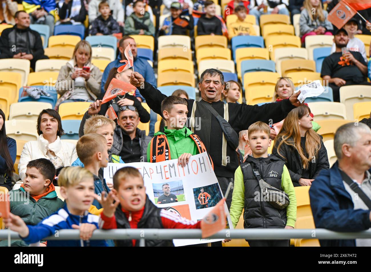 LEMBERG, UKRAINE - 11. MAI 2024 - Erwachsene und Kinder sehen sich das Spiel der ukrainischen Premier League am 28. Spieltag 2023/24 zwischen dem FC Dynamo Kiew und dem FC Schakhtar Donetsk in der Arena Lemberg, Lviv, Westukraine an. Die Miners haben den ukrainischen Premier League-Titel 2023/24 früh mit einem 7-Punkte-Abstand und zwei Runden vor dem Ende der Meisterschaft gewonnen, da Shakhtars Mittelfeldspieler Heorhii Sudakov in der 33. Minute traf. Stockfoto