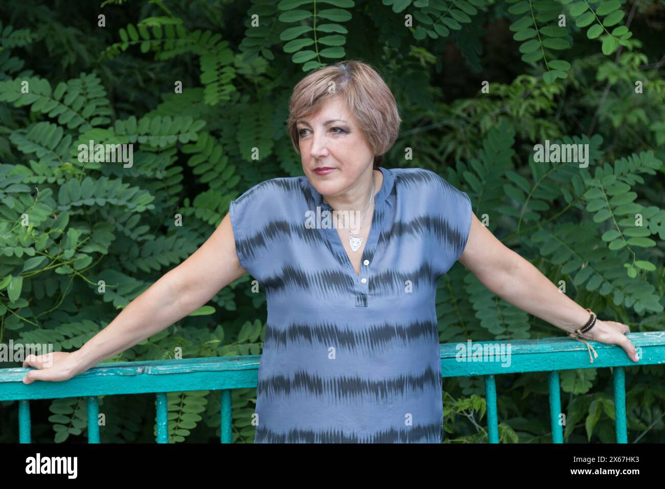 Eines Tages im Leben einer Frau. Schöne Frau mittleren Alters im Stadtpark. Stockfoto Eines Tages im Leben einer Frau. Schöne Frau mittleren Alters im Stadtpark. Stockfoto