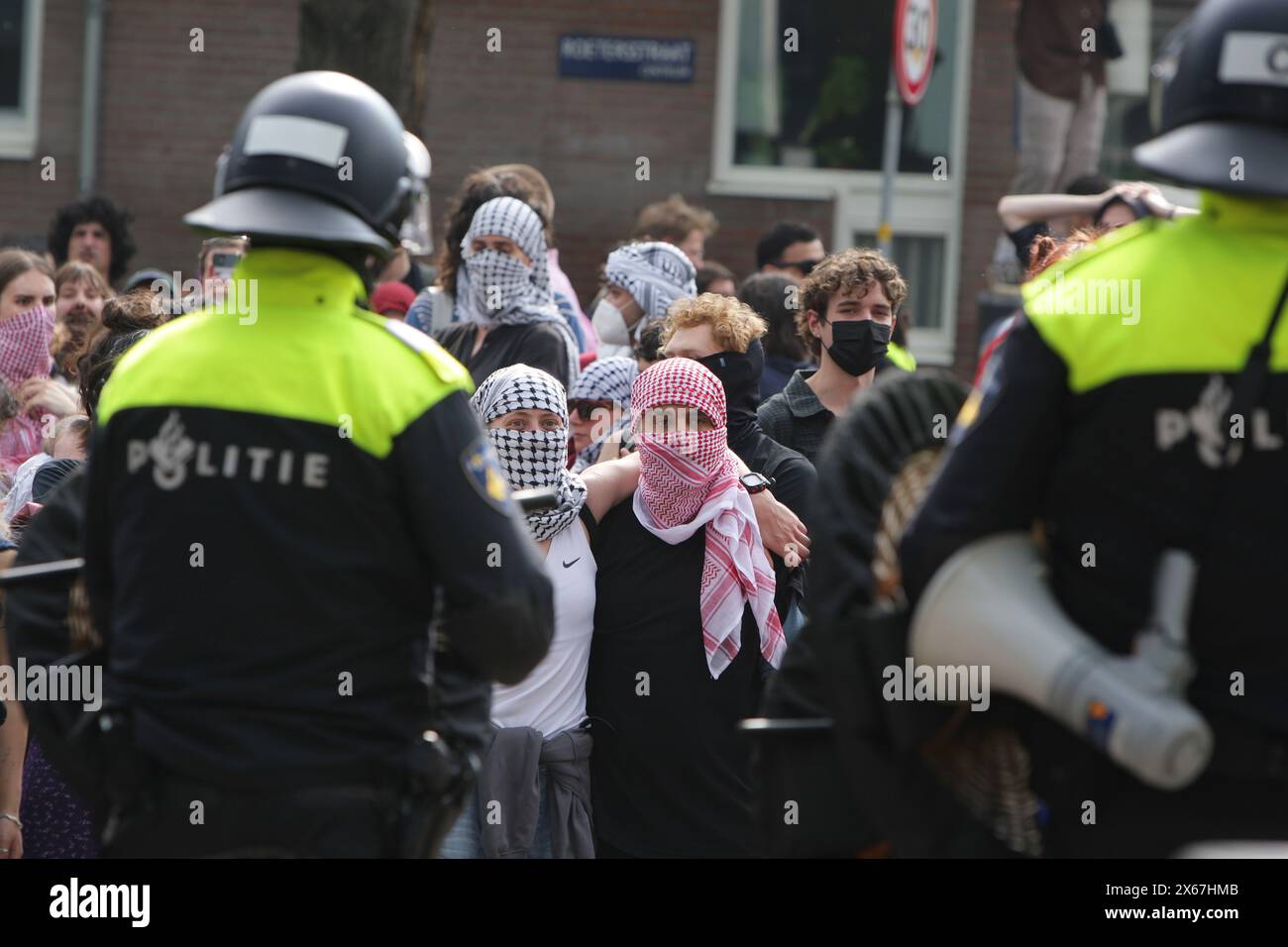 Amsterdam, Niederlande. Mai 2024. Die niederländische Anti-Aufruhr-Polizei steht in der Nähe von Studenten pro-palästinensischen Studenten blockiert die Straße, nachdem sie das Gebäude der Universität Amsterdam besetzt hat, um gegen den anhaltenden Konflikt Israel und die Palästinenser am 13. Mai 2024 in Amsterdam, Niederlande, zu protestieren. (Foto: Paulo Amorim/SIPA USA) Credit: SIPA US/Alamy Live News Stockfoto