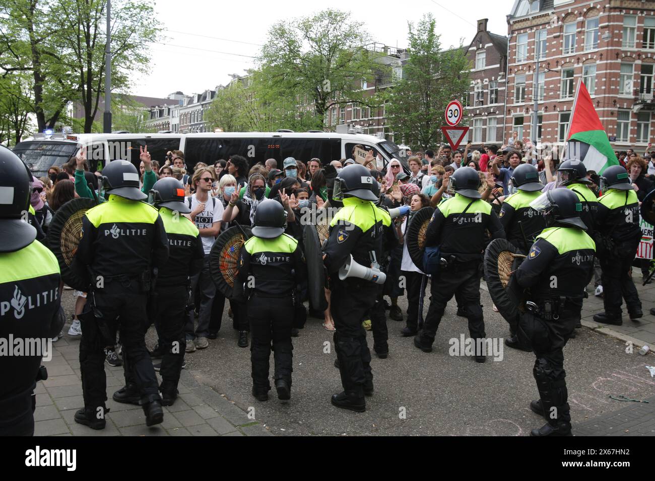 Amsterdam, Niederlande. Mai 2024. Die niederländische Anti-Aufruhr-Polizei steht in der Nähe von Studenten und Unterstützern, die pro-palästinensische Anhänger die Straße blockieren, nachdem sie das Gebäude der Universität Amsterdam besetzt hatten, um gegen den anhaltenden Konflikt Israel und die Palästinenser am 13. Mai 2024 in Amsterdam, Niederlande, zu protestieren. (Foto von Paulo Amorim/SIPA USA) Credit: SIPA USA/Alamy Live News Stockfoto