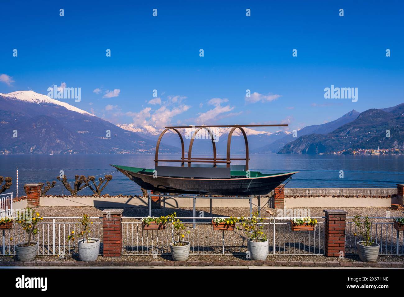 Blick auf den Comer See, Italien mit schneebedeckten Bergen im Hintergrund Stockfoto
