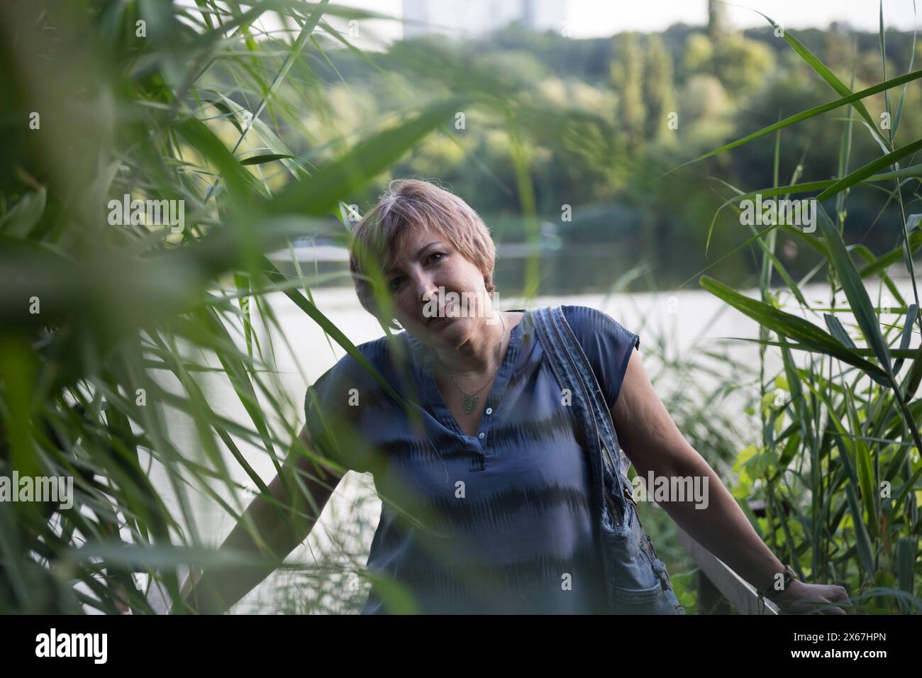 Eines Tages im Leben einer Frau. Schöne Frau mittleren Alters im Stadtpark. Stockfoto Eines Tages im Leben einer Frau. Schöne Frau mittleren Alters im Stadtpark. Stockfoto