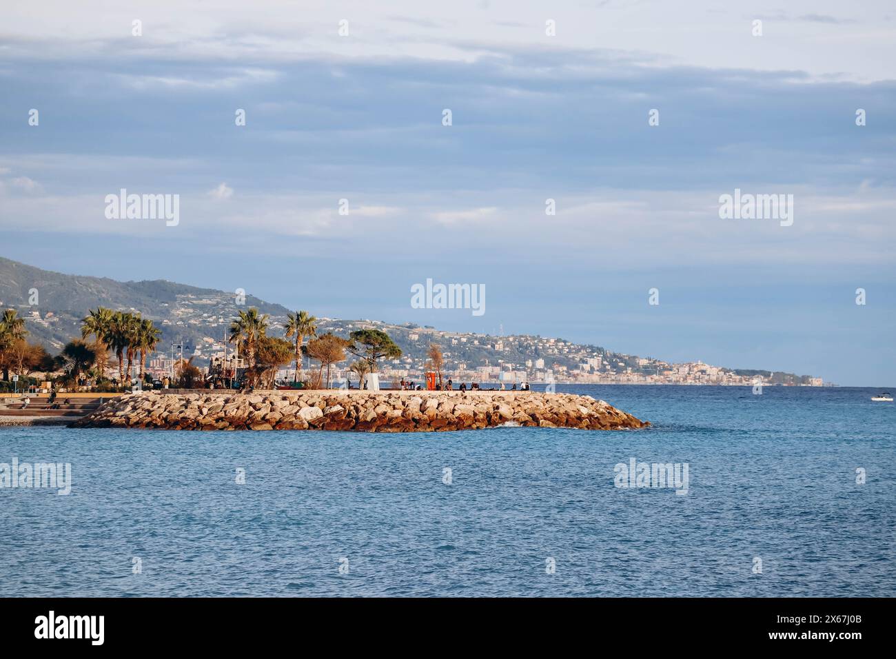 Menton, Frankreich - 6. Januar 2024: Abendlicher Blick auf die Stadt Menton und ihre Küstenregion Stockfoto