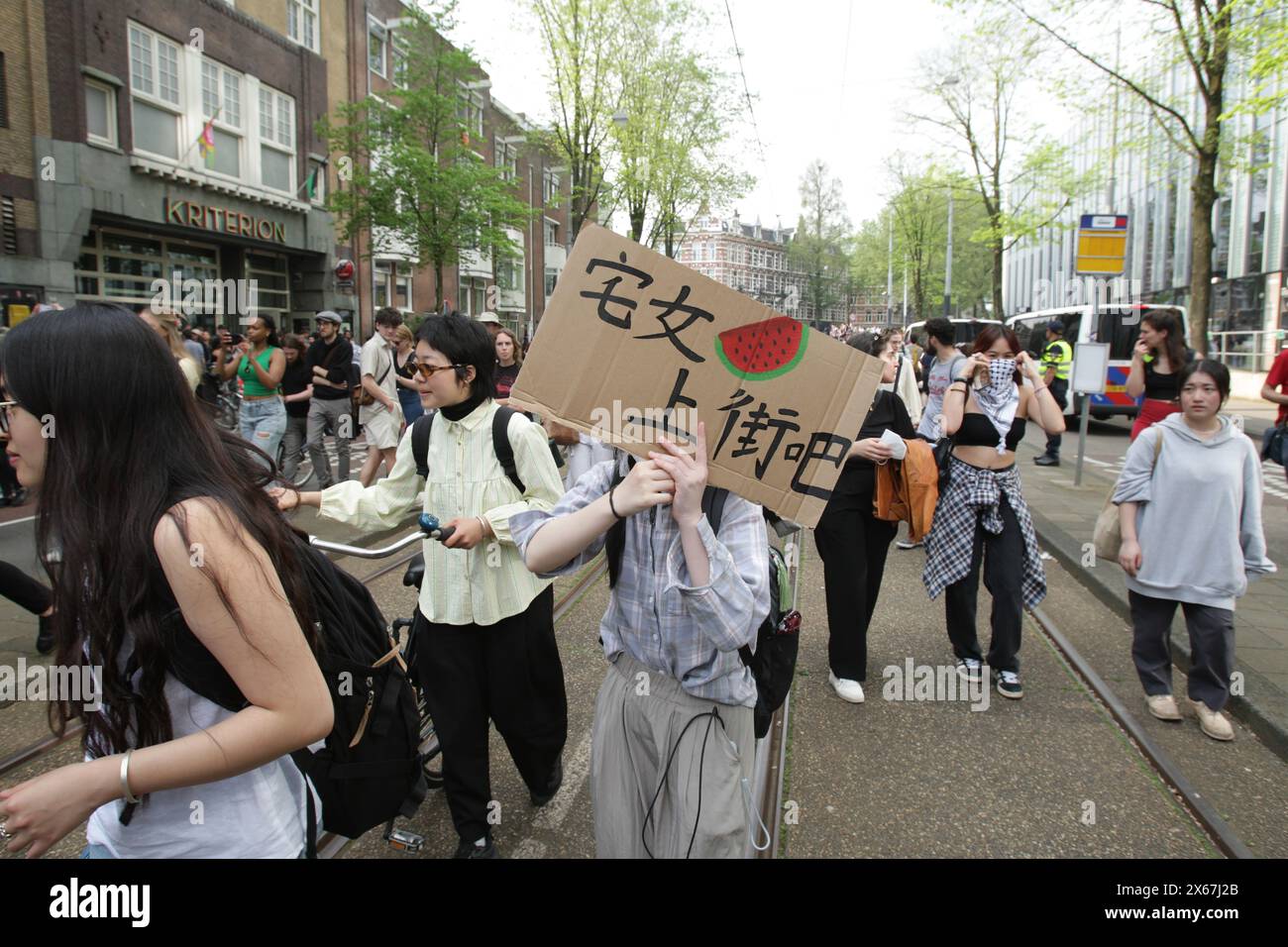 Amsterdam, Niederlande. Mai 2024. Studenten und Unterstützer blockieren die Straße, nachdem sie das Gebäude der Universität Amsterdam besetzt hatten, um gegen den anhaltenden Konflikt zwischen Israel und den Palästinensern am 13. Mai 2024 in Amsterdam, Niederlande, zu protestieren. (Foto von Paulo Amorim/SIPA USA) Credit: SIPA USA/Alamy Live News Stockfoto