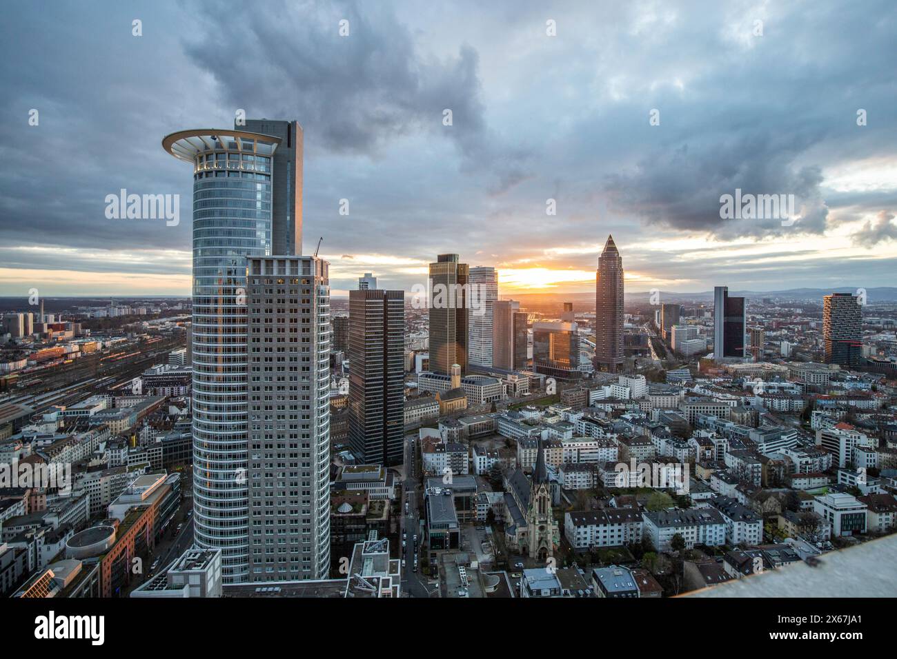 Blick auf die Skyline von einem Hochhaus am Abend. Fantastischer Blick über das Finanzzentrum bei Sonnenuntergang. Stadtfoto von Frankfurt am Main, Hessen, Deutschland Stockfoto