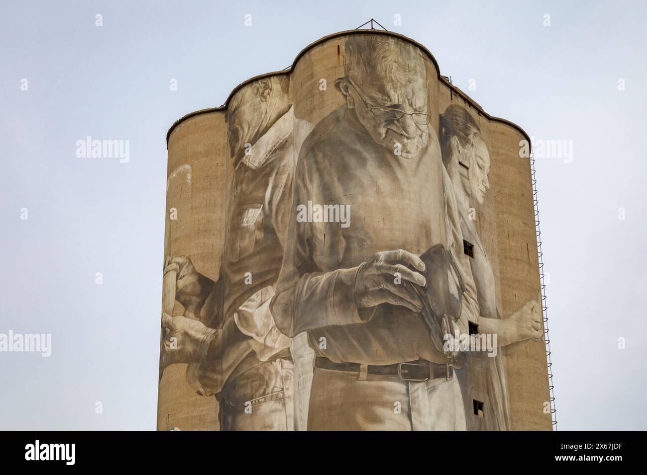 Fort Dodge, Iowa - Ein Wandbild am stillgelegten Fort Dodge Grain Terminal zeigt sieben Figuren, die die Bevölkerung der Gemeinde repräsentieren. Es wurde von Au gemalt Stockfoto