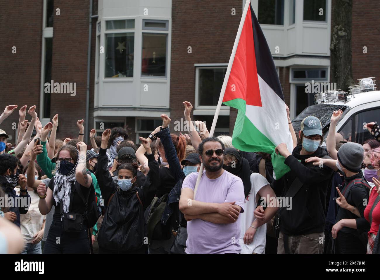 Amsterdam, Niederlande. Mai 2024. Studenten und Unterstützer blockieren die Straße, nachdem sie das Gebäude der Universität Amsterdam besetzt hatten, um gegen den anhaltenden Konflikt zwischen Israel und den Palästinensern am 13. Mai 2024 in Amsterdam, Niederlande, zu protestieren. (Foto von Paulo Amorim/SIPA USA) Credit: SIPA USA/Alamy Live News Stockfoto