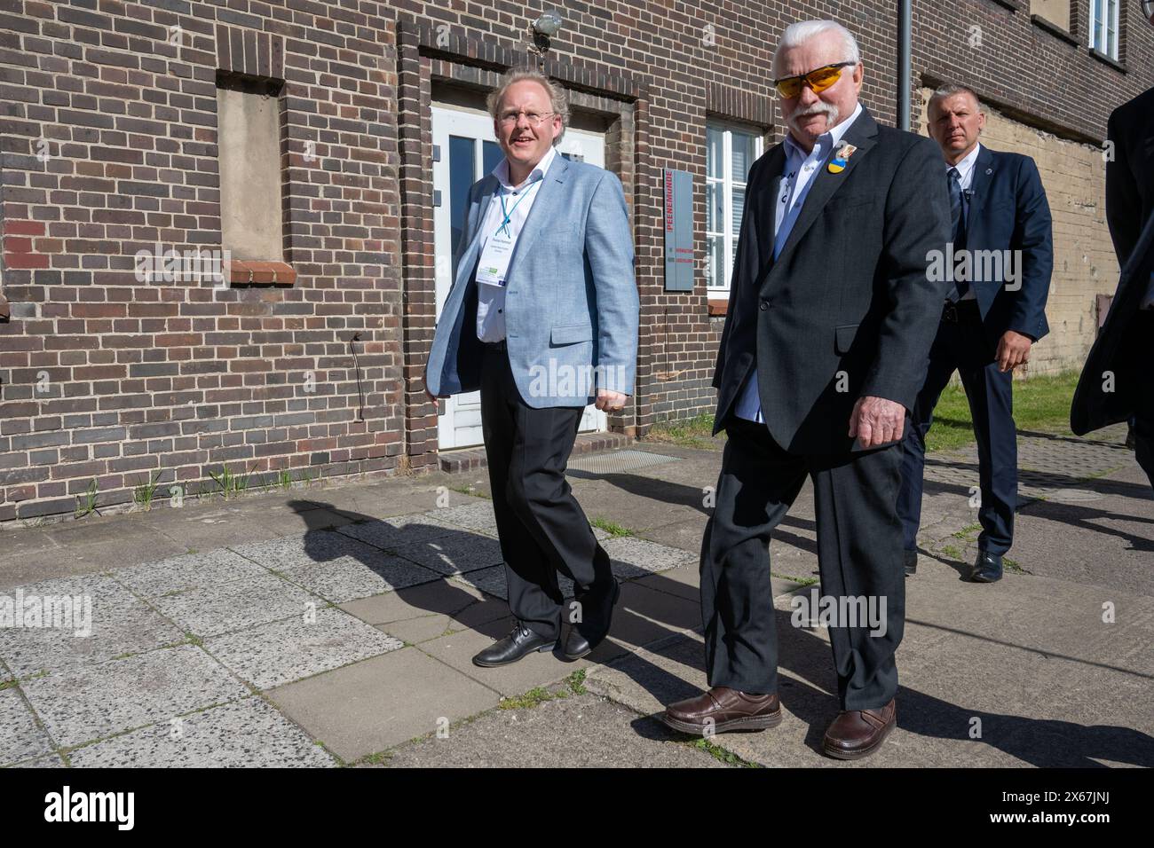 13. Mai 2024, Mecklenburg-Vorpommern, Peenemünde: Lech Walesa (r), Friedensnobelpreisträger, ehemaliger Vorsitzender der gewerkschaft Solidarnosc und ehemaliger polnischer Präsident, und Thomas Hummel, Direktor des Usedom Music Festivals, besuchen Peenemünde im Rahmen des European Arts Festival Summit, einer internationalen Kulturkonferenz mit über 230 Festivalorganisatoren aus mehr als 40 Ländern. Foto: Stefan sauer/dpa Stockfoto