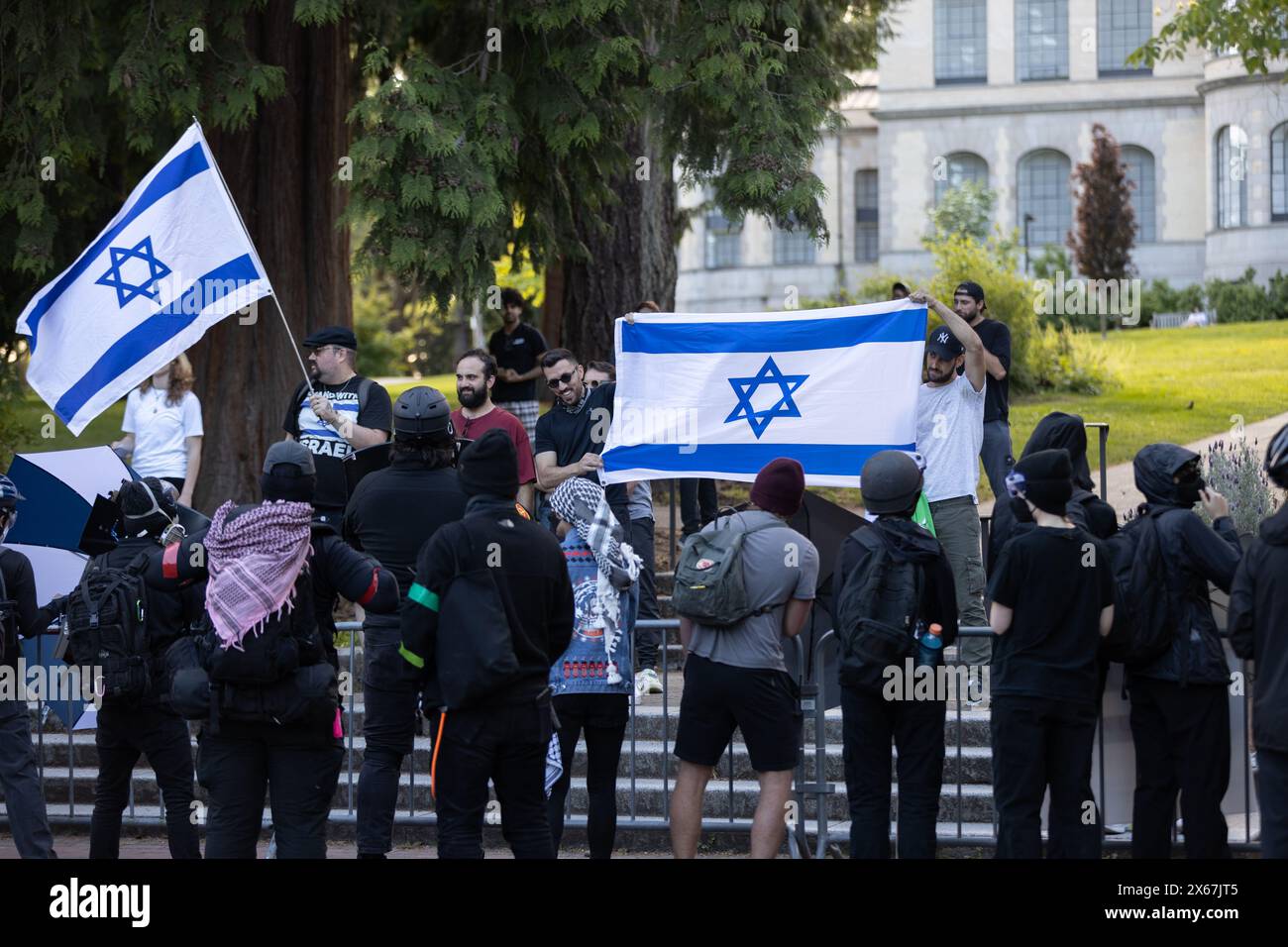 Seattle, USA. Mai 2024. Pro-Israel-Demonstration trifft auf Pro Palestine-Lager an der University of Washington Credit: Alex Garland/Alamy Live News Credit: Alex Garland/Alamy Live News Credit: Alex Garland/Alamy Live News Stockfoto