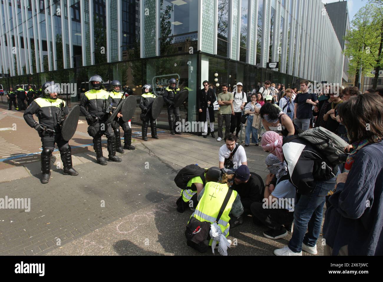 Amsterdam, Niederlande. Mai 2024. Die niederländische Anti-Aufruhr-Polizei steht in der Nähe von Studenten und Unterstützern, die pro-palästinensische Anhänger die Straße blockieren, nachdem sie das Gebäude der Universität Amsterdam besetzt hatten, um gegen den anhaltenden Konflikt Israel und die Palästinenser am 13. Mai 2024 in Amsterdam, Niederlande, zu protestieren. (Foto von Paulo Amorim/SIPA USA) Credit: SIPA USA/Alamy Live News Stockfoto