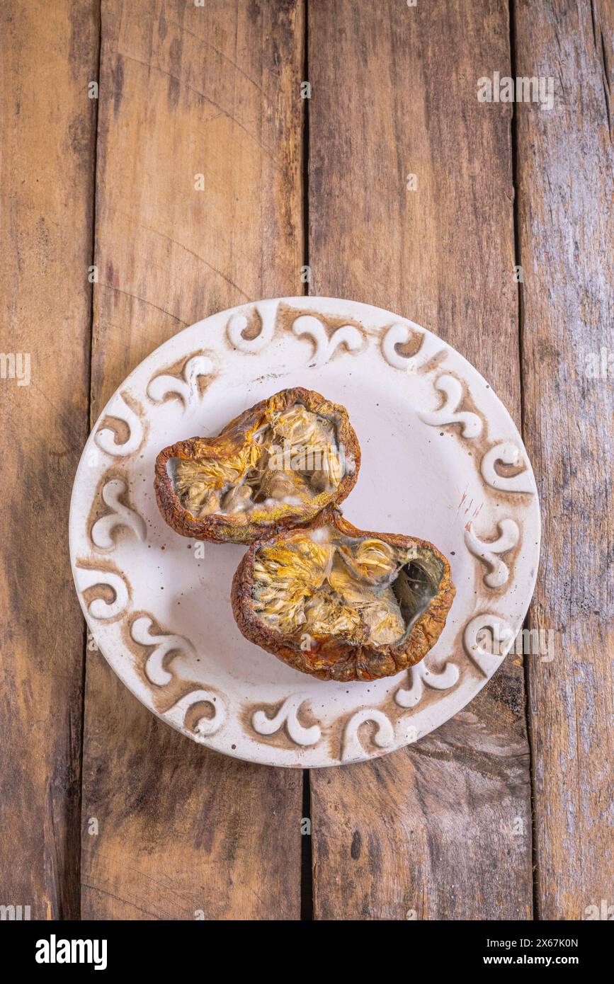 Herbstliches Stillleben, verwöhnter Kürbis auf einem Teller Stockfoto