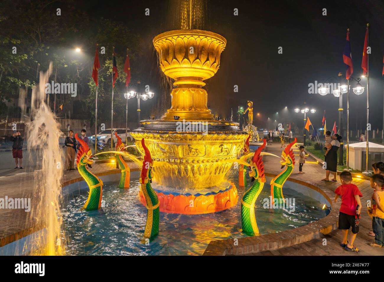 Beleuchteter Brunnen im Fountain Square Park in Luang Prabang, Laos, Asien Stockfoto