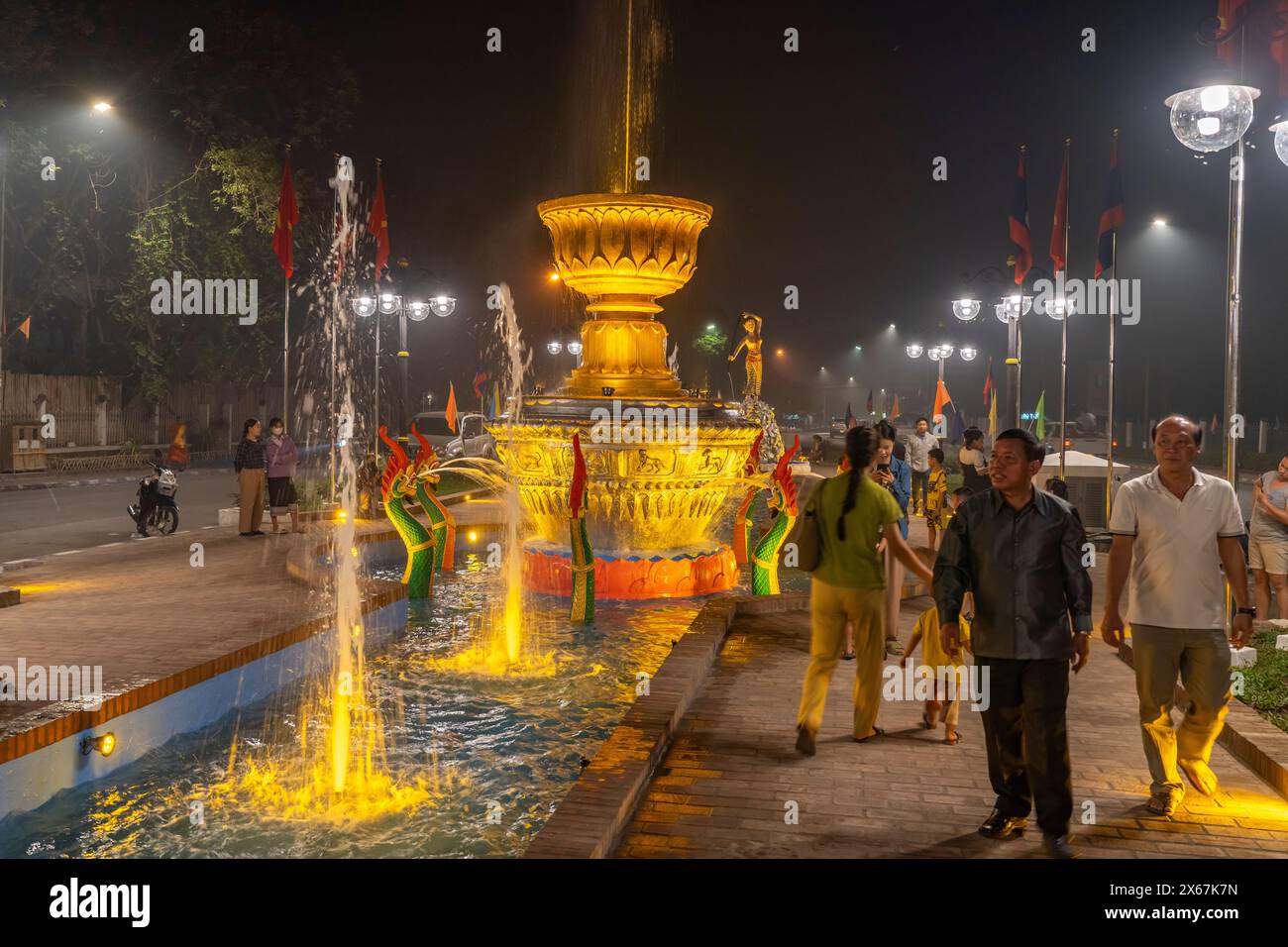 Beleuchteter Brunnen im Fountain Square Park in Luang Prabang, Laos, Asien Stockfoto